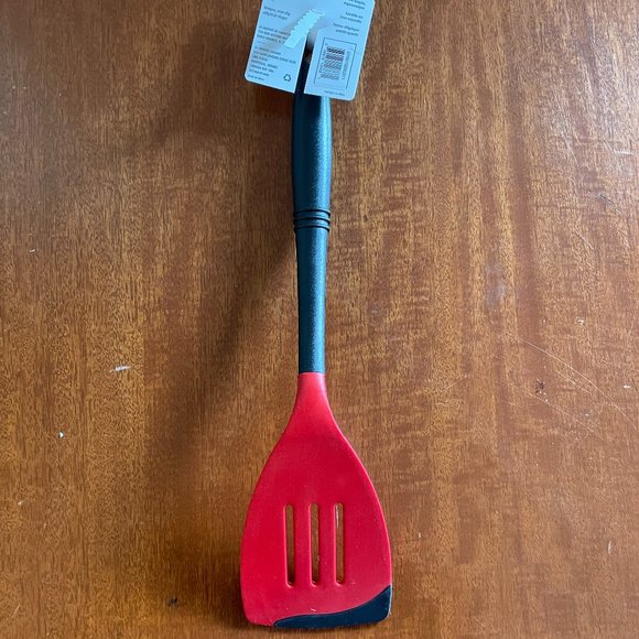 Le Creuset Revolution® Bi-Material Slotted Spatula Cerise Cherry Red NEW - Picture 3 of 5